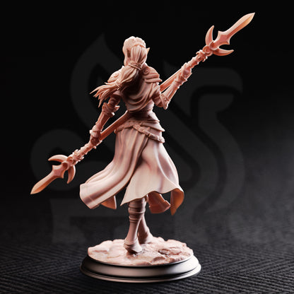 Ninera Glynvari - Blade of the Crescent Moon // D&D Miniature